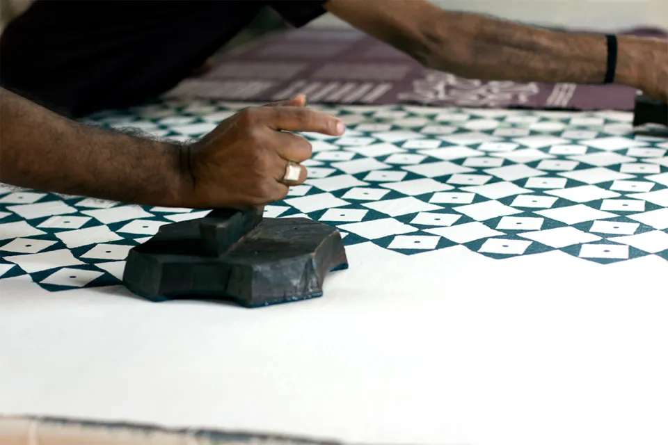Bagru craftsmanship on Rajasthan with teenagers