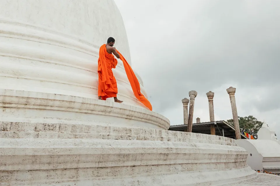 Sinhalese cycling / monastic moments on Boutique Sri Lanka