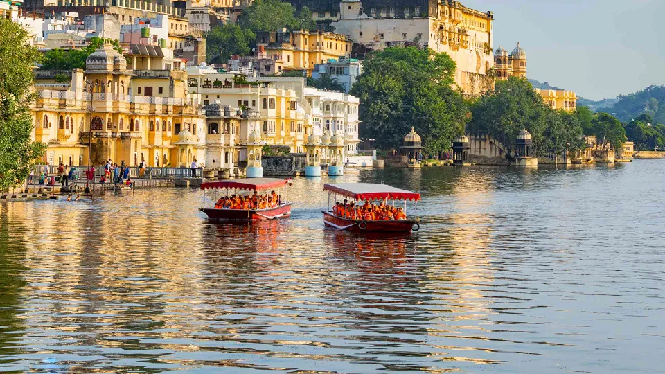 Boat ride on Lake Pichola — experience photograph