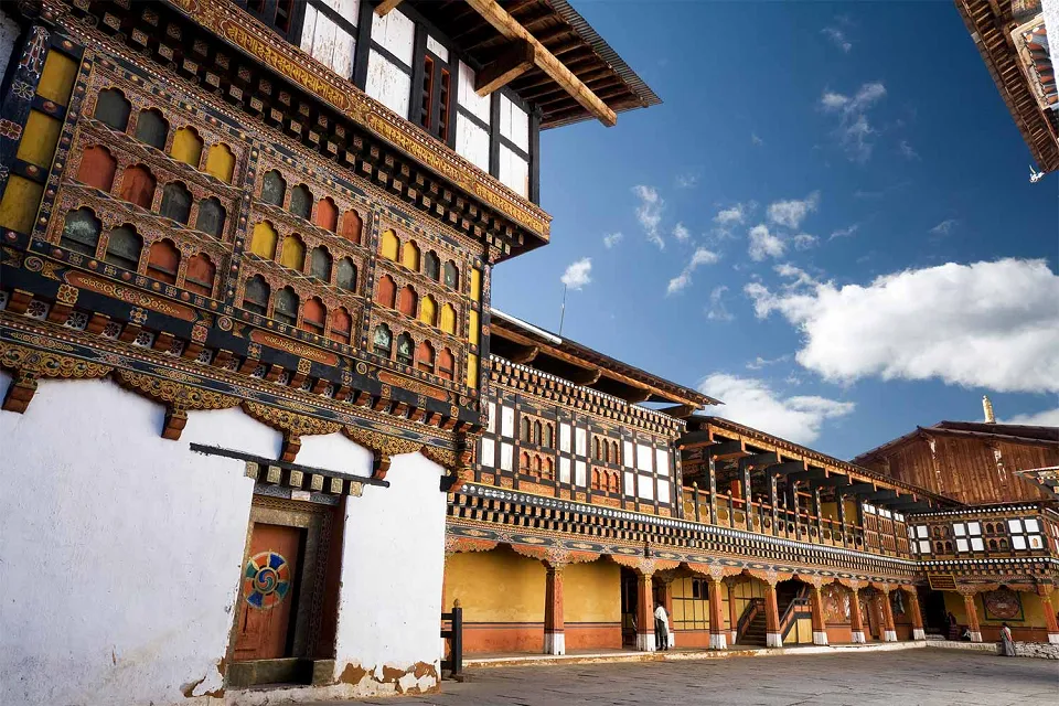 Mountain passes and sacred art on Classic Bhutan