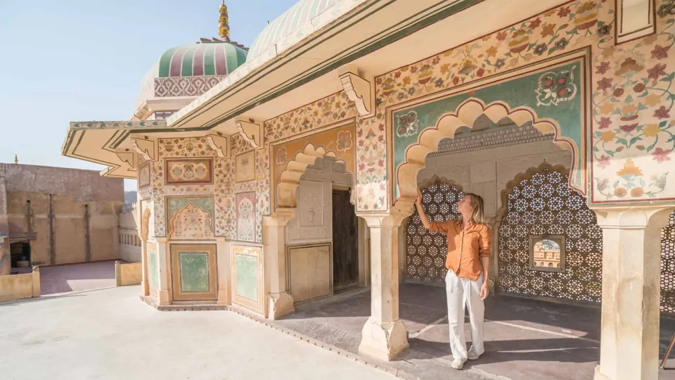 Solo traveller exploring the painted architecture of Jaipur in India